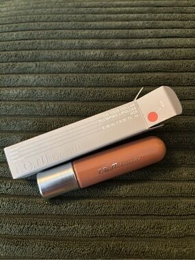 r.e.m. beauty On Your Collar Plumping Lipgloss - vcr